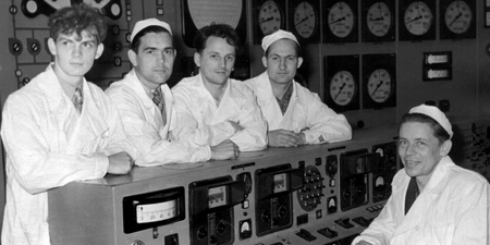 Одновременно с завершением строительства в Лаборатории «В» шла подготовка эксплуатационного персонала, формирование дежурных смен и пусковых комиссий. Одновременно с завершением строительства в Лаборатории «В» шла подготовка эксплуатационного персонала, формирование дежурных смен и пусковых комиссий.