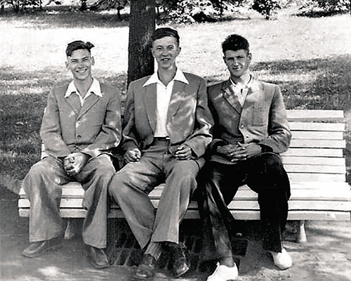 Выпусники школы — друзья на всю жизнь, 1953 г. Слева направо: В. Николаев, Н. Работнов, В. Лысенко Выпусники школы — друзья на всю жизнь, 1953 г. Слева направо: В. Николаев, Н. Работнов, В. Лысенко