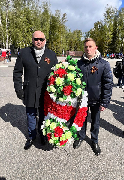 ПВ День Победы 9 мая работники и ветераны Физико-энергетического института приняли участие в торжественном митинге и возложили памятный венок и корзину с цветами к мемориальному комплексу «Вечный огонь» в Обнинске.