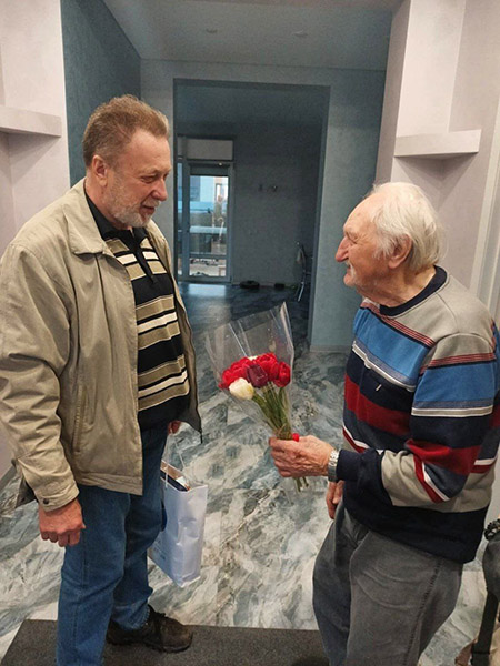 Поблагодарив старших коллег за мужество и героизм, проявленные в военные и послевоенные годы, сотрудники института вручили ветеранам букеты цветов, подарки, поделились прекрасным настроением и наилучшими пожеланиями.